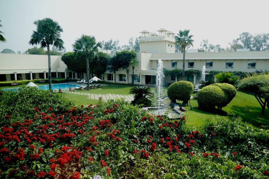 Trident Agra Hotel Agra  Exterior photo